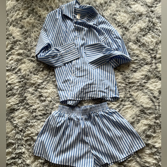 Blue/white pinstriped two piece set outfit, size small, silky, button up - Picture 5 of 5